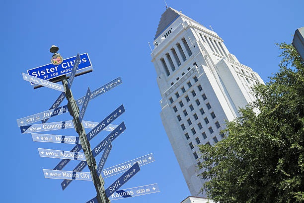 istock Los Angeles City Hall + Directional Sign 472630534