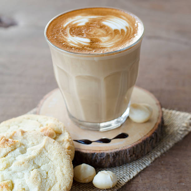 ホットコーヒーとホワイトチョコレートマカダミアのクッキー - マカダミアナッツ ストックフォトと画像