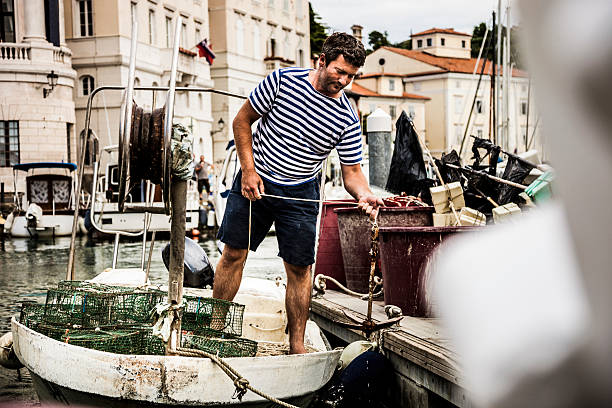 pescador en el barco de pescado - fishermen harbor fotografías e imágenes de stock