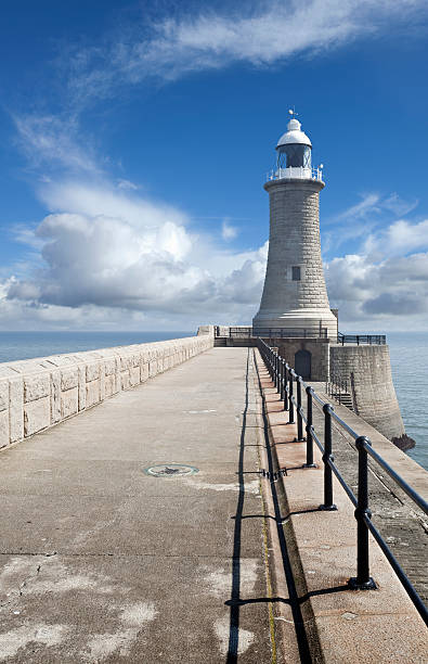 faro de north pier en tynemouth, inglaterra - north pier fotografías e imágenes de stock