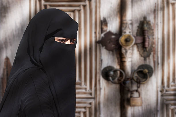 retrato de una mujer de oriente medio usando niqab negro - niqab fotografías e imágenes de stock