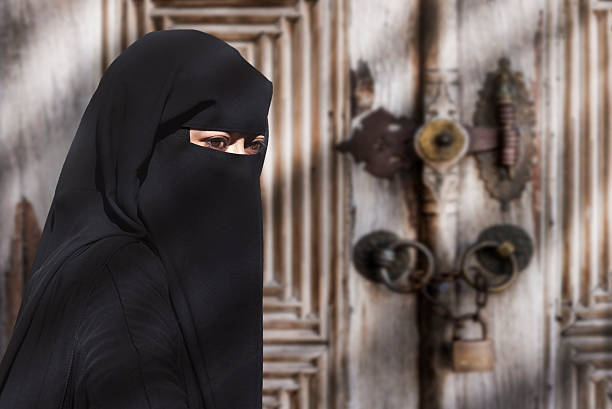 portrait d'une femme moyen-orientale portant un niqab noir - veil photos et images de collection