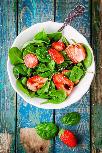 fresca insalata con spinaci, salsa all'aceto balsamico e fragole e sesamo - balsamic vinegar vinegar salad spoon foto e immagini stock