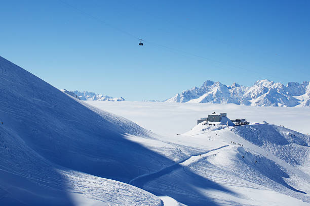 schweizer gebirge - mont blanc ski slope european alps mountain range stock-fotos und bilder