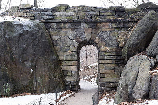 sentier de promenade stone arch - ramble photos et images de collection