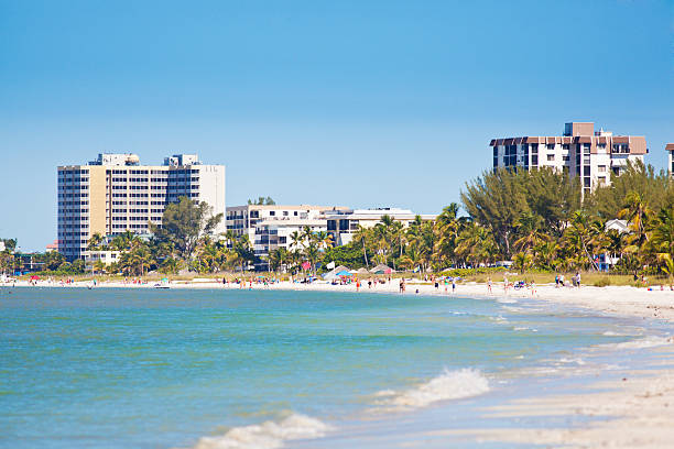 fort-meyers beach florida con gli hotel resort e toruist - fort myers foto e immagini stock