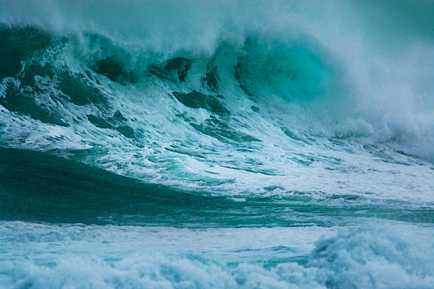 istock Detailed storm wave breaking and splashing on shore 472680358