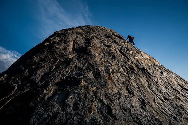 fort rock de montée d'escaliers - mountain climbing rock climbing adventure incentive photos et images de collection