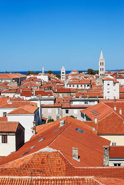 città vecchia di zadar dall'alto - hausdach foto e immagini stock