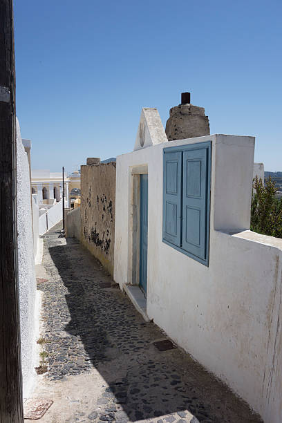 istock alley in Santorini 472685786