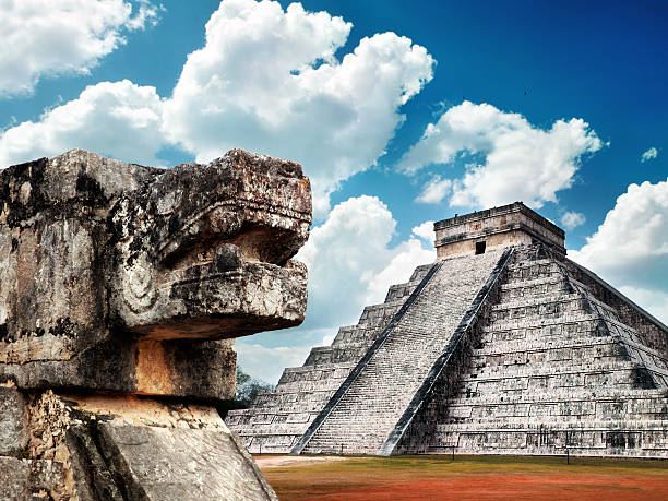 pyramide maya de chichen-itza, avec serpent sacré de premier plan - old fashioned staircase antique antiquities photos et images de collection