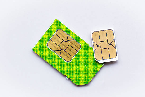 sim e o revestimento cartão sim para celular no fundo branco - sim card - fotografias e filmes do acervo