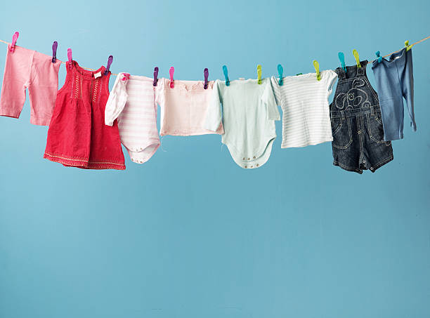 wet de vêtements pour bébés se rendre au sec. - baby clothing photos et images de collection