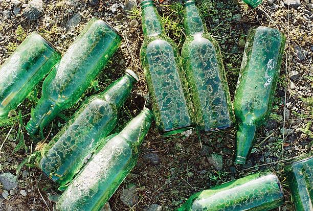 verde bottiglia - close up of a broken bottle, street foto e immagini stock