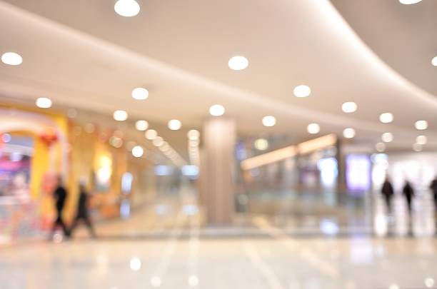 sfocato sfocatura sfondo di shopping mall - architecture bright vibrant color brilliant foto e immagini stock