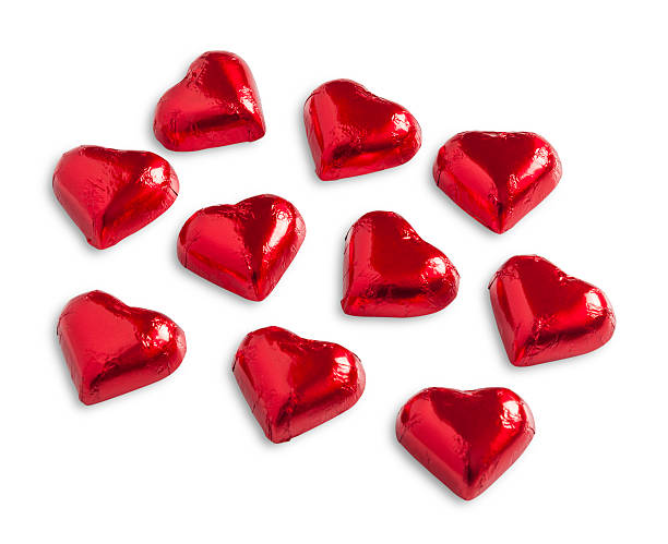 corazón en forma de dulces y chocolate y caramelo wrappers de aluminio - deep etch fotografías e imágenes de stock