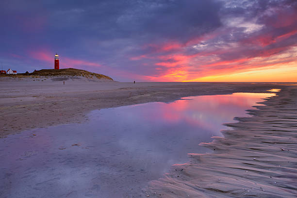 latarnia morska na wyspie texel w niderlandach o zachodzie słońca - lighthouse beacon north sea coastal feature zdjęcia i obrazy z banku zdjęć