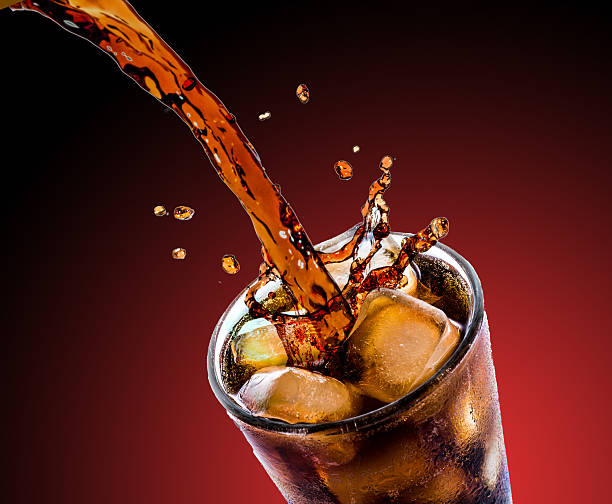 cola com gelo - coke coca cola pouring ice imagens e fotografias de stock