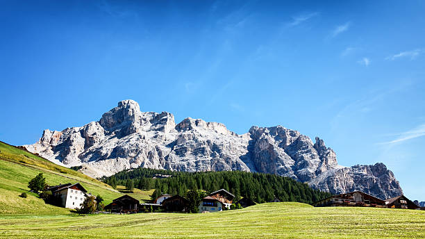 ドロミテ - country road fence road dolomites ストックフォトと画像