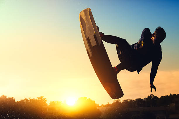wakeboarder w powietrzu - wakeboarding waterskiing water sport stunt zdjęcia i obrazy z banku zdjęć