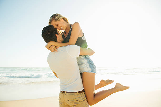 zakochany w lato - beach couple satisfaction playing zdjęcia i obrazy z banku zdjęć