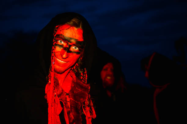 rosso fuoco beltane artisti al festival di edimburgo - celtic culture paganism men fire foto e immagini stock