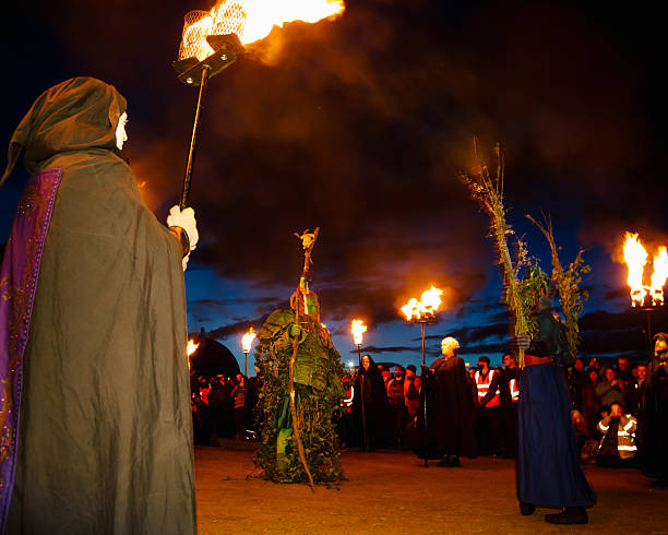 green man al beltane fuoco festival di edimburgo - celtic culture paganism men fire foto e immagini stock