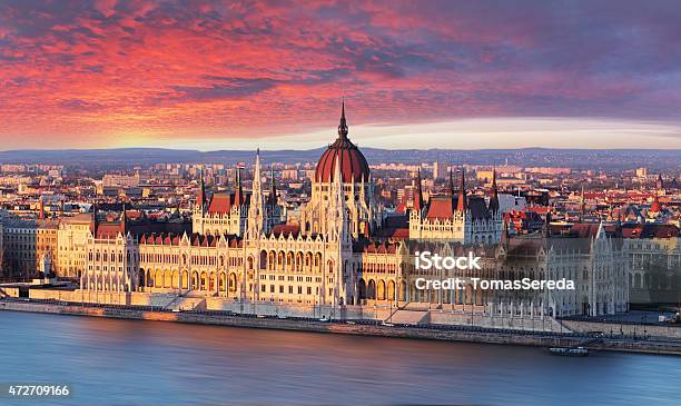 Budapest Parlamento Alla Drammatica Alba - Fotografie stock e altre immagini di Budapest - Budapest, Ungheria, 2015
