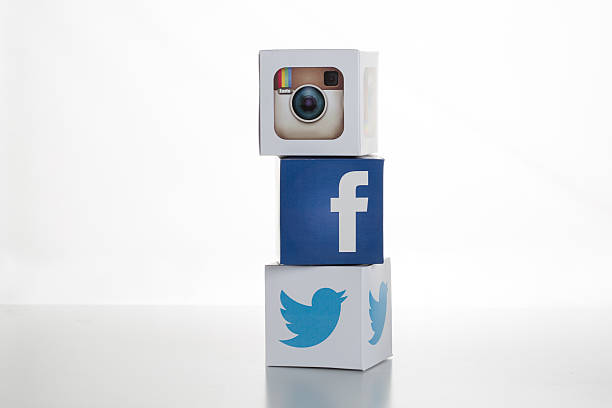 twitter, facebook, instagram logos sur cubes - business facebook puzzle cube strategy photos et images de collection