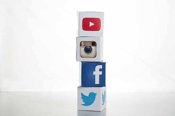 twitter, facebook, instagram 및 youtube 로고 on 큐브 - business facebook puzzle cube strategy 뉴스 사진 이미지