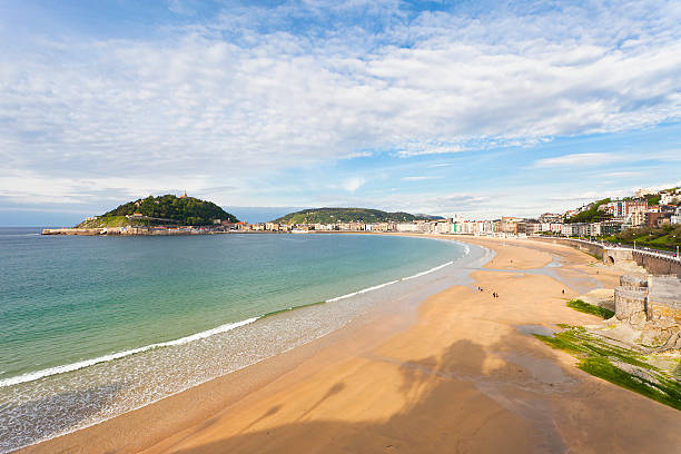 신데 드 라 콘차, 산 세바스티안 - vibrant color mountain bay beach 뉴스 사진 이미지