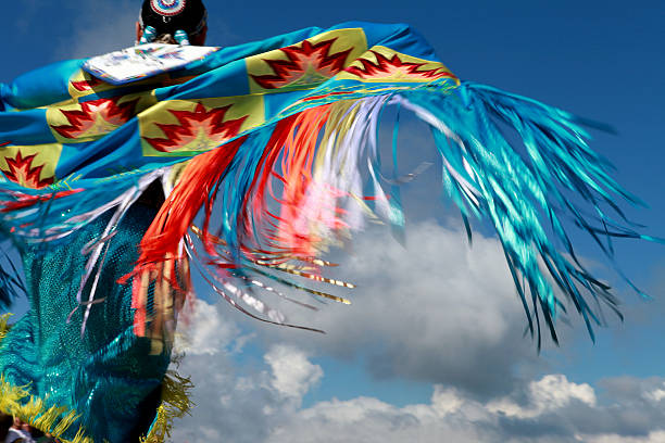 라코타족 레드 인도어 댄스 - 북미 부족 문화 뉴스 사진 이미지