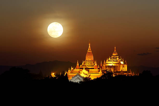 istock Full moon on the pagodas 472713176