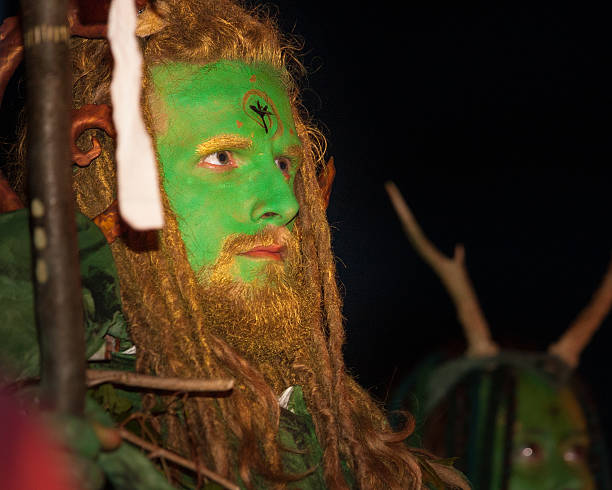 green man al beltane fuoco festival di edimburgo - celtic culture paganism men fire foto e immagini stock