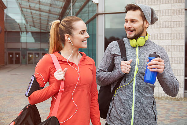 mode de vie de jeune couple de remis'en forme - gym bag photos et images de collection