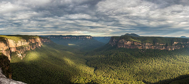 ブルーマウンテンオーストラリアヴァレイ - canyon blue mountain majestic ストックフォトと画像