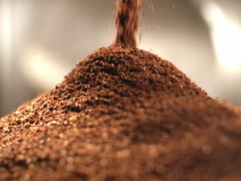 Roast and ground coffee falls.Cafe tostado y molido cae