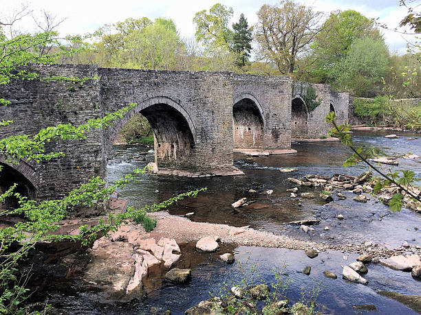 medieval pont de la rivière usk - river usk photos et images de collection