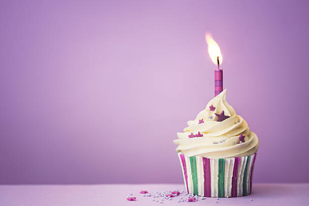 purple geburtstag cupcake - cupcake birthday birthday cake first place stock-fotos und bilder