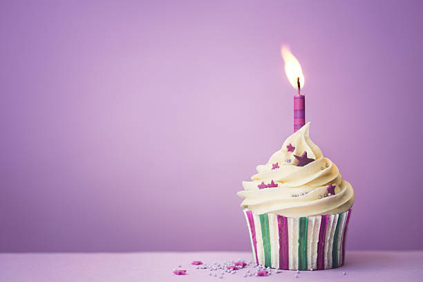 purple birthday cupcake - eerste verjaardag stockfoto's en -beelden