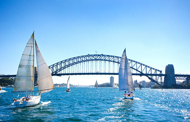 Gite in barca a vela al ponte del porto di Sydney, Australia - foto stock