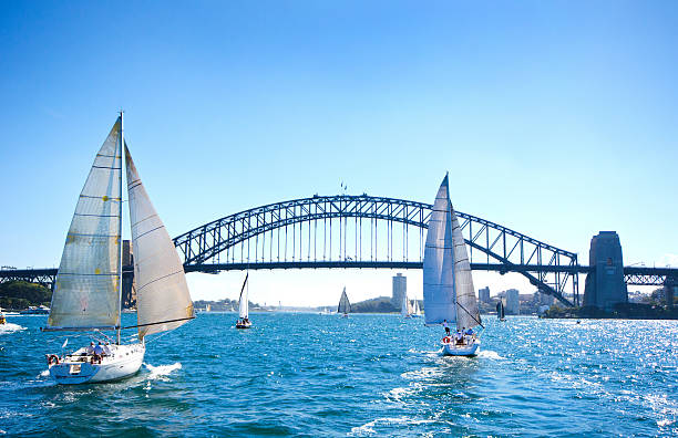 passeio de barco na ponte do porto de sydney, austrália - sydney harbor - fotografias e filmes do acervo