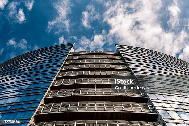 Edificio Di Vetro Aziendale Milano Italia - Fotografie stock e altre immagini di 2015 - 2015, Acciaio, Affari