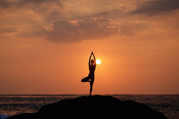 vrikshasana pose de árvore - kuta beach - fotografias e filmes do acervo