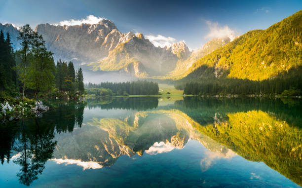 bella alba sopra il lago alpino - lake bohinj foto e immagini stock