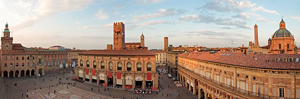 панорамный вид из главной площади-болонья - torre degli asinelli стоковые фото и изображения