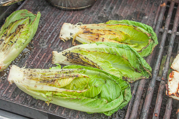 grillowany sałata rzymska sałatka - romaine sałata zdjęcia i obrazy z banku zdjęć