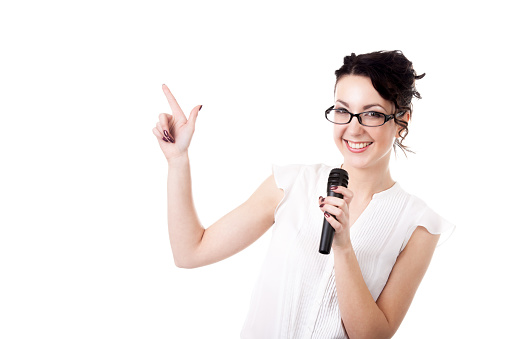 Joven mujer oficina presentador con micrófono sobre fondo blanco photo
