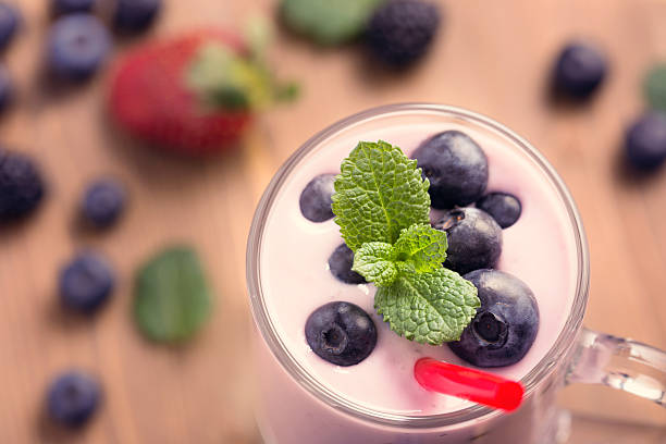 vidro de batido de mirtilo com hortelã - blueberry smoothie milk shake drink imagens e fotografias de stock