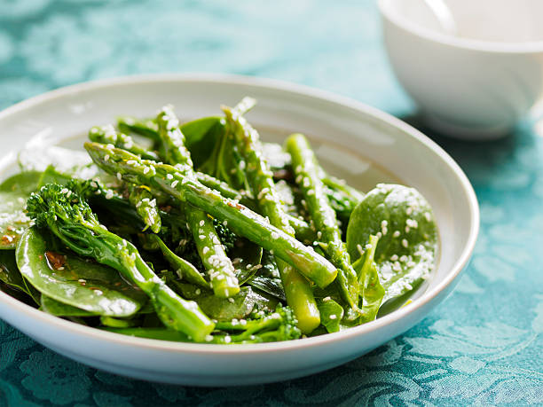 spargel und broccoli-salat - leaf vegetable broccoli spinach vegetable stock-fotos und bilder